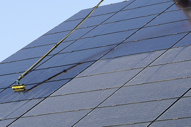 Schonende Photovoltaikreinigung von Solarmodulen durch Ipekten Dienstleistung